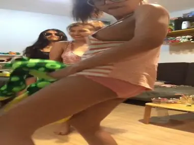 Tiga Cewek Sekaligus Goyang Ranum Heboh Bareng